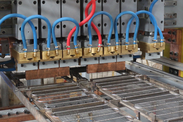 Hwashi Full Automatic Steel Wire Mesh Condenser Koperen Buddy Tube en Multi-Point Spot Welding Machine