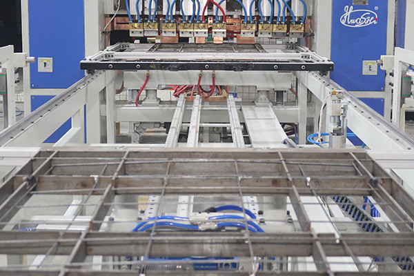 Hwashi Full Automatic Steel Wire Mesh Condenser Koperen Buddy Tube en Multi-Point Spot Welding Machine