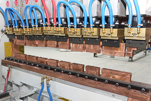 Hwashi Gantry Type Wire Mesh Welding Machine voor koelkastraam