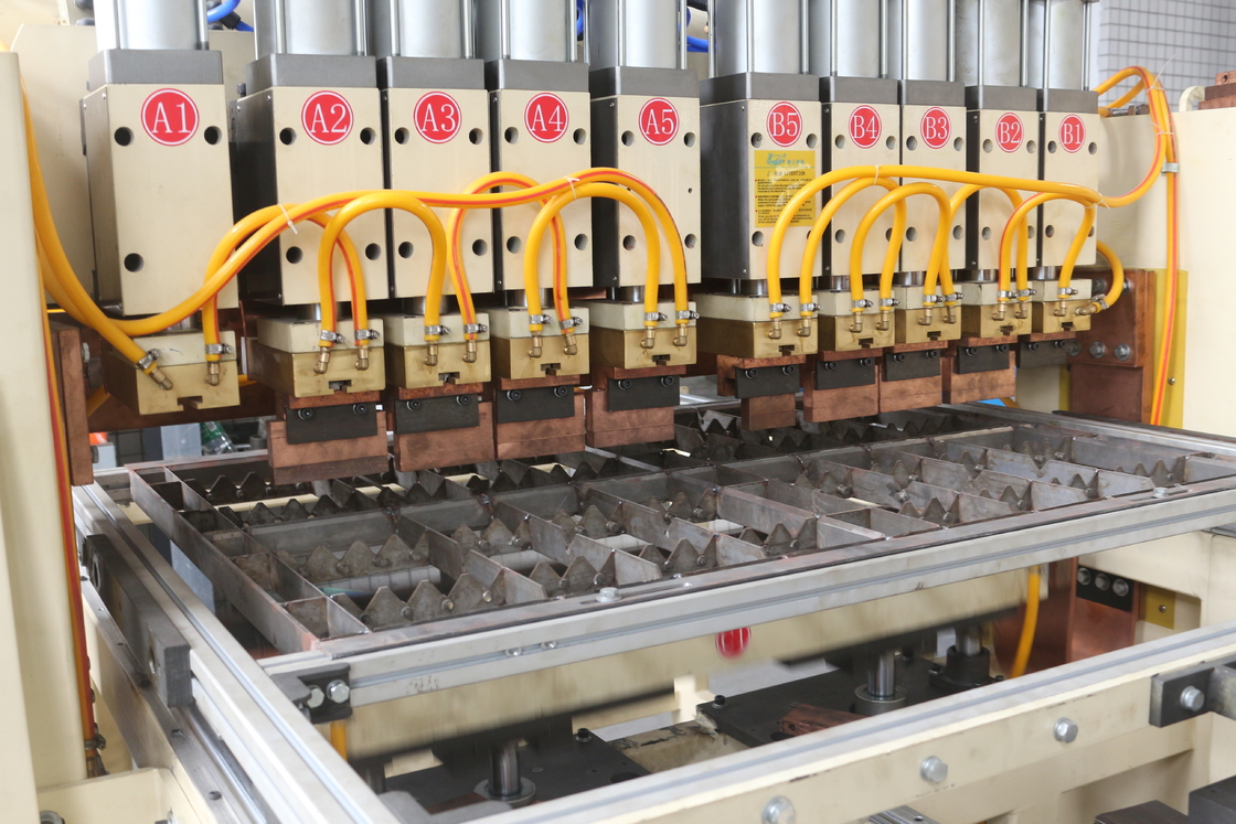Wire Mesh Welding Machine wordt geleverd met een automatisch lossen apparaat waardoor het en gemakkelijk voor uw werknemers