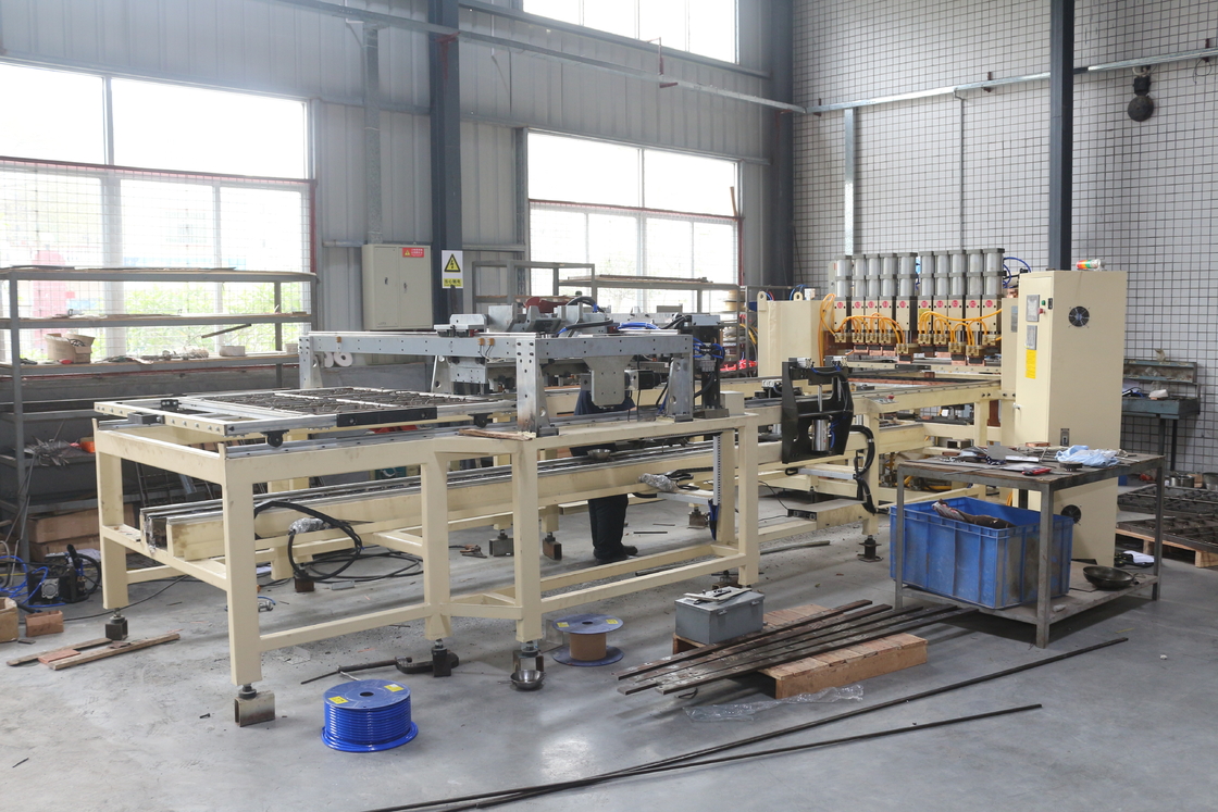 Wire Mesh Welding Machine wordt geleverd met een automatisch lossen apparaat waardoor het en gemakkelijk voor uw werknemers