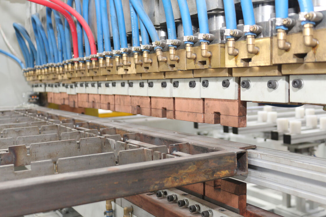 Geautomatiseerde hogesnelheidskondensator-schalingsmachine voor koelkasten met aanpasbare draadbuiscondensatorproductielijn en geïntegreerd lassen en buigen