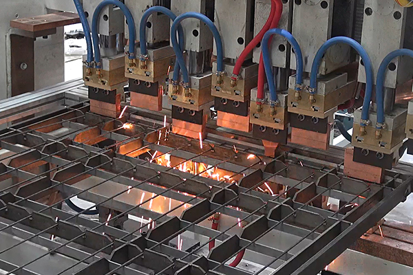 Elektrisch besturingssysteem Lasmachine voor het lassen van draadnetten met koelsysteem en PLC-besturingssysteem 2